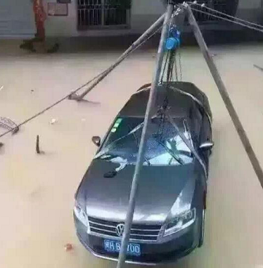 使用手拉葫蘆、吊裝帶和起重三腳架進(jìn)行修車